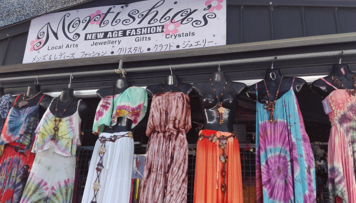 日本語看板を掲げている洋服屋