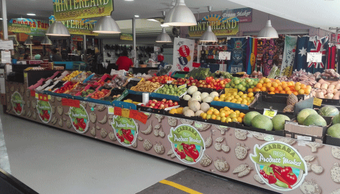 カラーラマーケットで売られている新鮮なフルーツや野菜